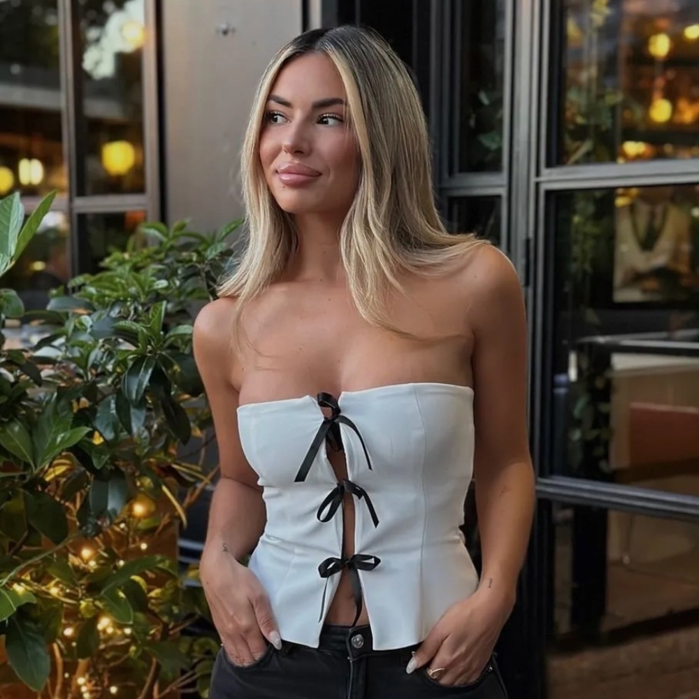 Spring /summer 🌺 NWT Zara White and Black Strapless Top size L
🚨FIRM PRICE